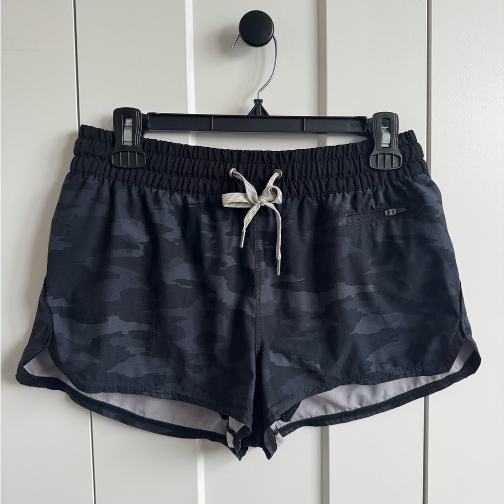 Women’s Vouri Clementine Black Camo Athletic Shorts size Medium